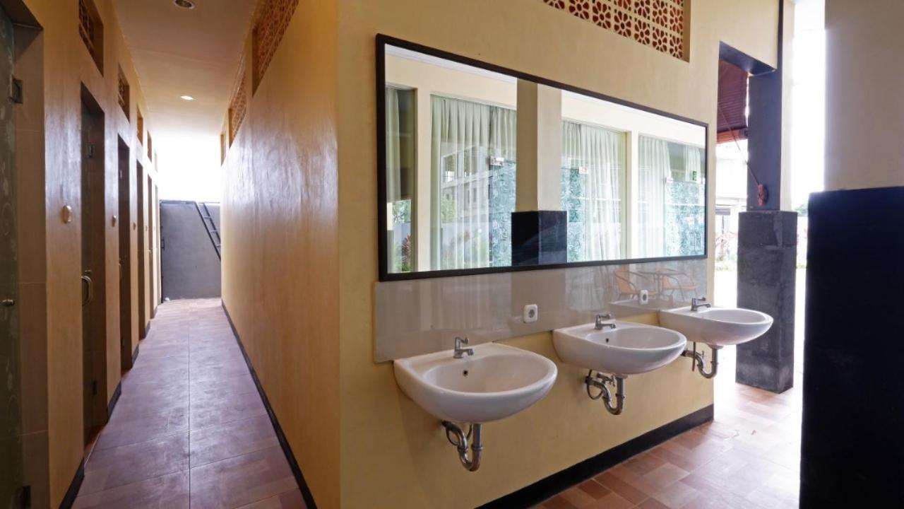 V Canggu Dormitory Exteriör bild