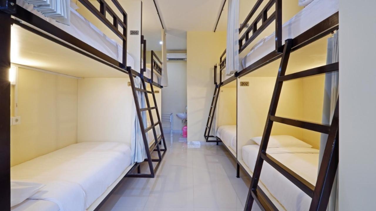 V Canggu Dormitory Exteriör bild