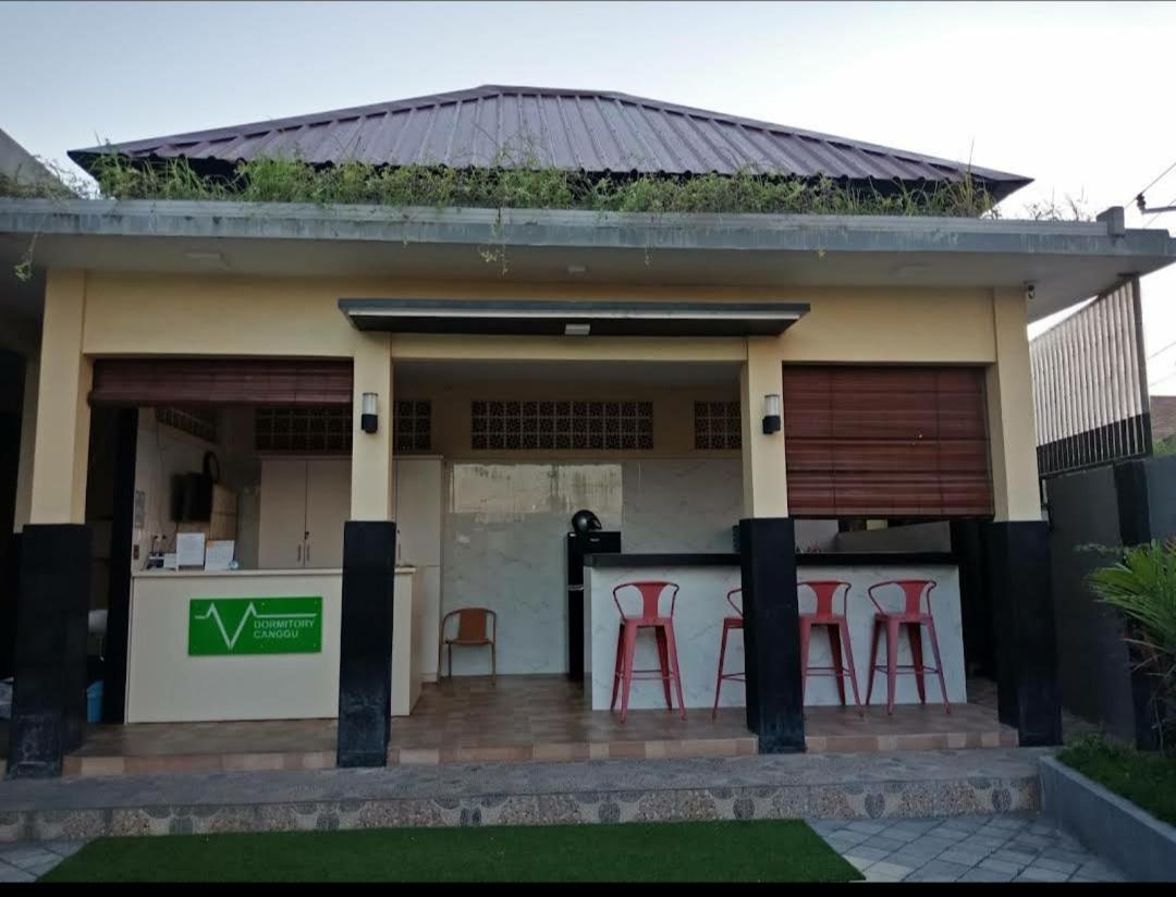 V Canggu Dormitory Exteriör bild